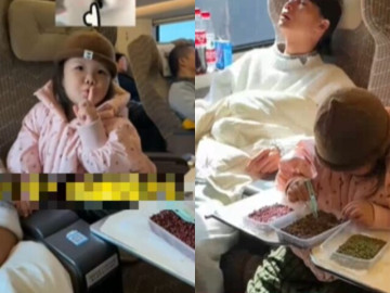 Bé gái cùng bố đi tàu về nhà, bố ngủ say không hay biết gì, đứa trẻ ngồi cạnh làm việc khiến hành khách nể phục