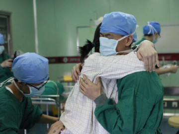 Mẹ trẻ 9X vừa sinh con xong liền khóc nức nở vì thấy con “lạ quá”, gia đình hoang mang nhưng bác sĩ chúc mừng