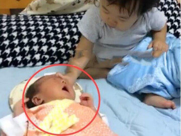 Người mẹ tỉnh giấc vì tiếng con khóc giữa đêm, vừa bật đèn thấy con gái có hành động khó tin với em sơ sinh