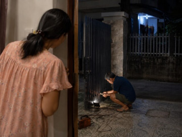 11 giờ đêm thấy bố chồng cầm đèn pin cặm cụi trước cổng nhà, hôm sau ra nhìn mặt đất con dâu đỏ mắt