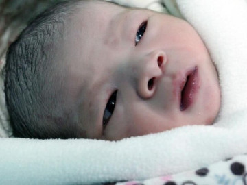 Mẹ U50 bật khóc khi con chào đời, bác sĩ nói 1 câu khiến phòng sinh xúc động: “Đứa trẻ đã 12 tuổi, đúng là kỳ tích”