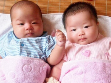 Sinh đôi nhưng một bé da trắng, một bé da đen, người bố âm thầm đi xét nghiệm rồi bật khóc vì day dứt