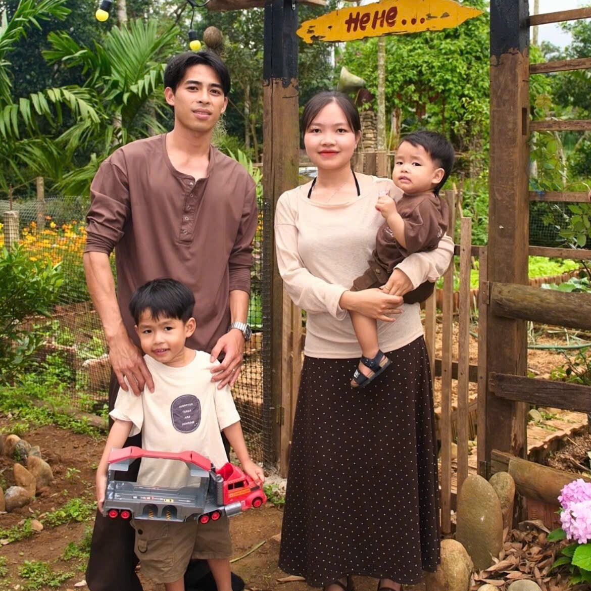 Gia đình nhỏ 4 thành viên của chị Linh.