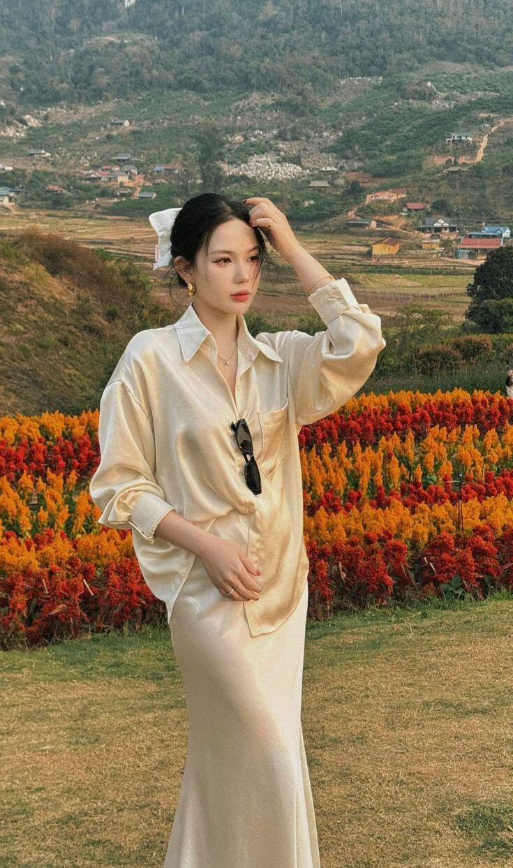 Bộ đôi chân váy lụa kết hợp sơ mi oversized mang đến vẻ đẹp bay bổng, thanh lịch nhưng vẫn đầy phá cách.