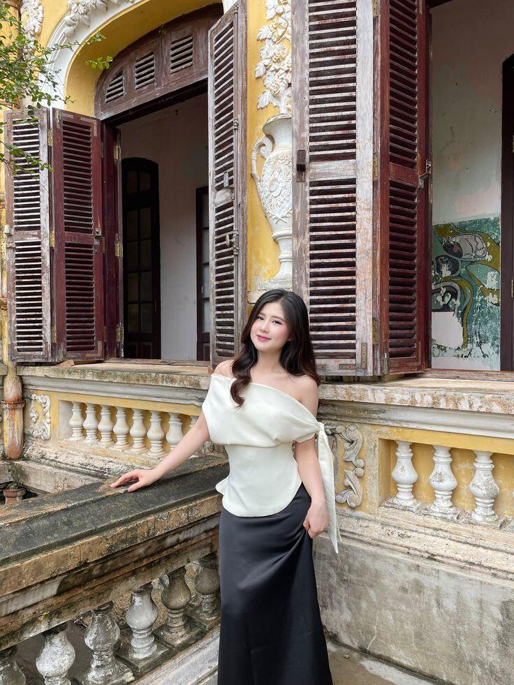 Set đồ giúp các nàng nổi bật và làm tăng lên nét nữ tính, phù hợp cho những buổi hẹn hò.