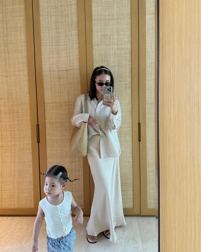 Salim mix chân váy lụa với áo sơ mi, kết hợp sandal với phụ kiện tinh tế để tạo nên nét trẻ trung. 
