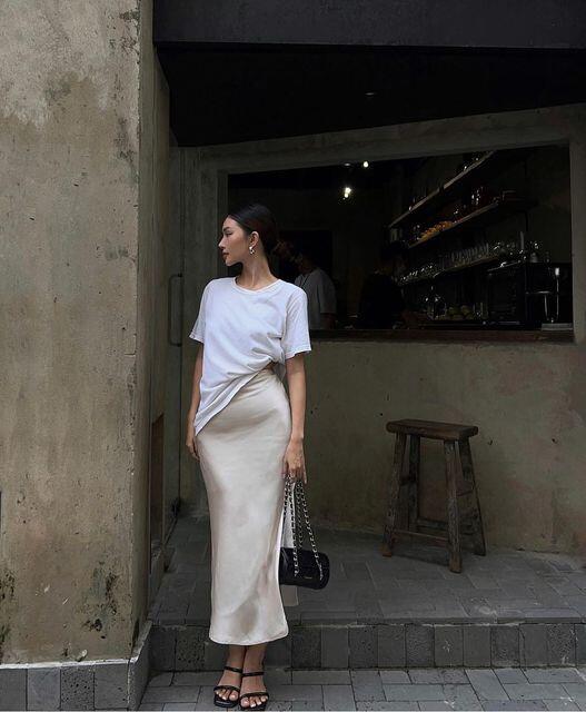 Chân váy lụa mix áo thun là công thức phối đồ kinh điển giúp cân bằng hoàn hảo giữa nét sang trọng, mềm mại của lụa và sự năng động, trẻ trung.