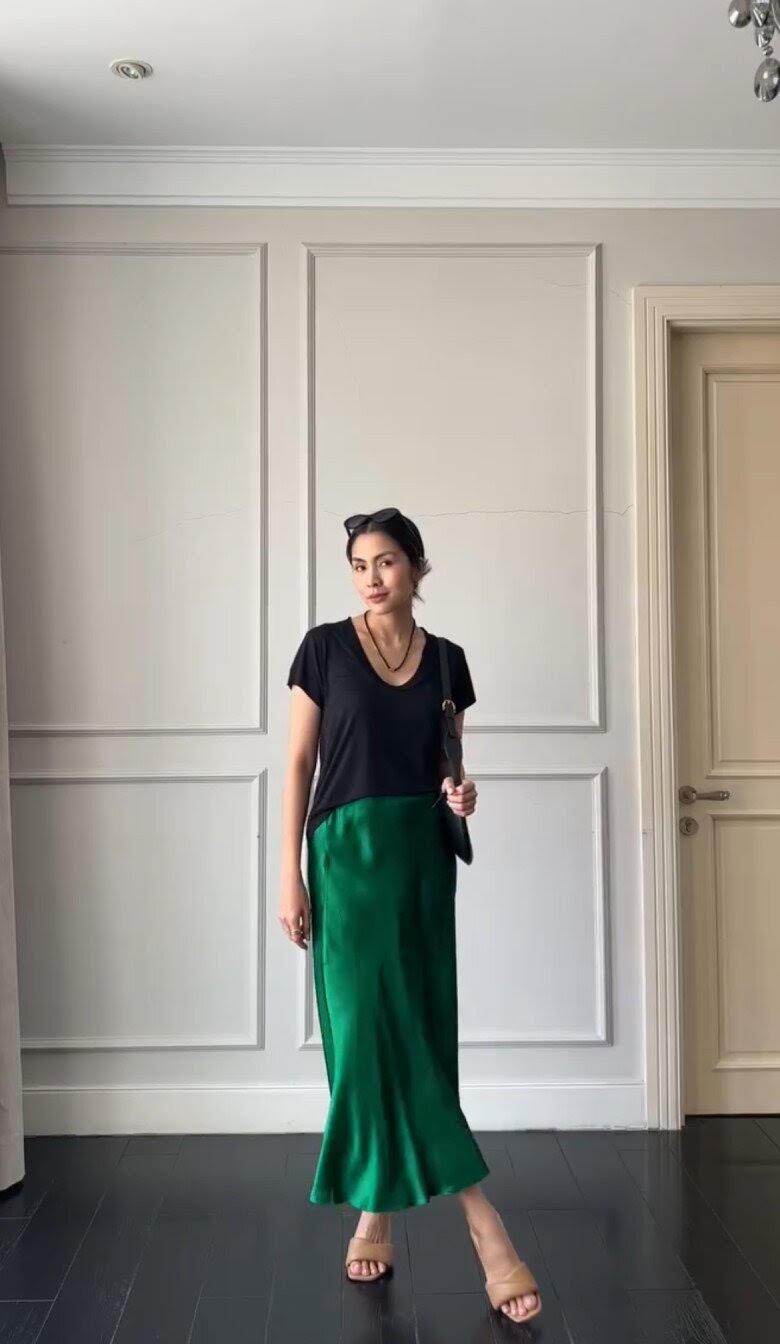 Tăng Thanh Hà nhiều lần khoe những set đồ phối áo thun và chân váy lụa tối giản.