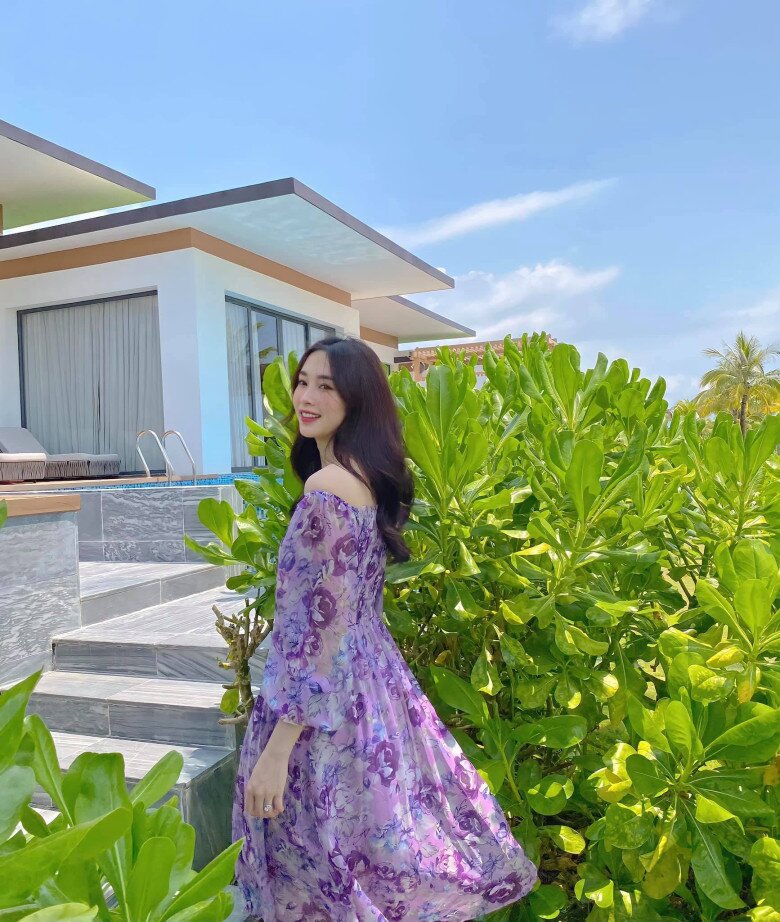 Hoa hậu Đặng Thu Thảo hóa nàng thơ khi diện váy trễ vai maxi họa tiết từ thiên nhiên. 