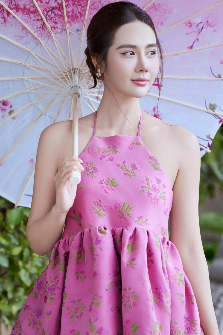 Huyền Lizzie diện trang phục lấy cảm hứng từ thiên nhiên. Trong hình, cô diện áo yếm họa tiết hoa lá đan xen, mang đến cảm giác thư thái, nhe nhàng.