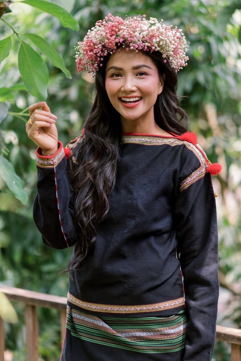 Hoa hậu HHen Ni Ê thường xuyên diện trang phục thổ cẩm từ các sự kiện thời trang quốc tế đến đời thường, lễ cưới và các chiến dịch tôn vinh quê hương.
