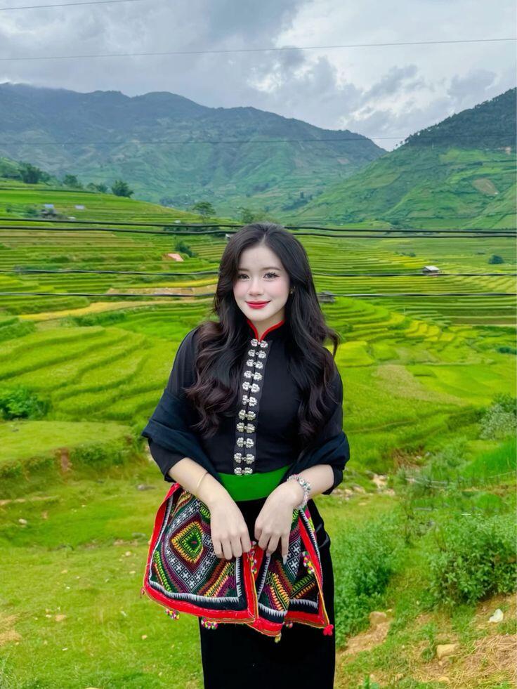 Trang phục thổ cẩm được chuộng bởi dễ ứng dụng trong đời sống hàng ngày.