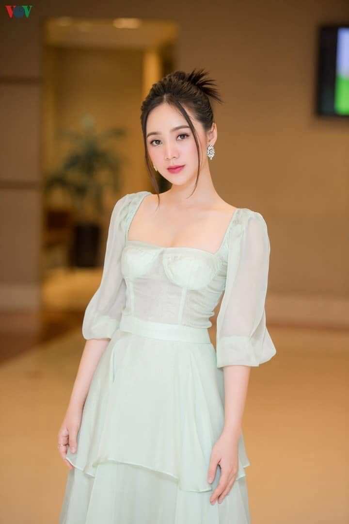 Quỳnh Kool ưu tiên các thiết kế có đường cắt may vừa vặn, phù hợp với môi trường công sở.