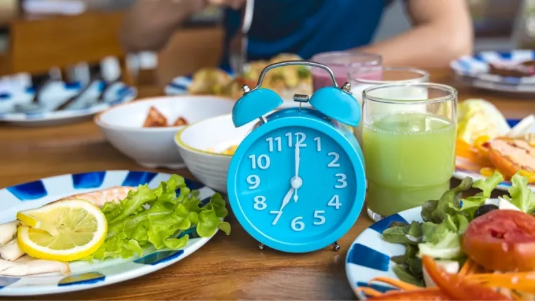 Theo các chuyên gia dinh dưỡng, không có một khung giờ vàng phù hợp với tất cả mọi người trong việc ăn tối.