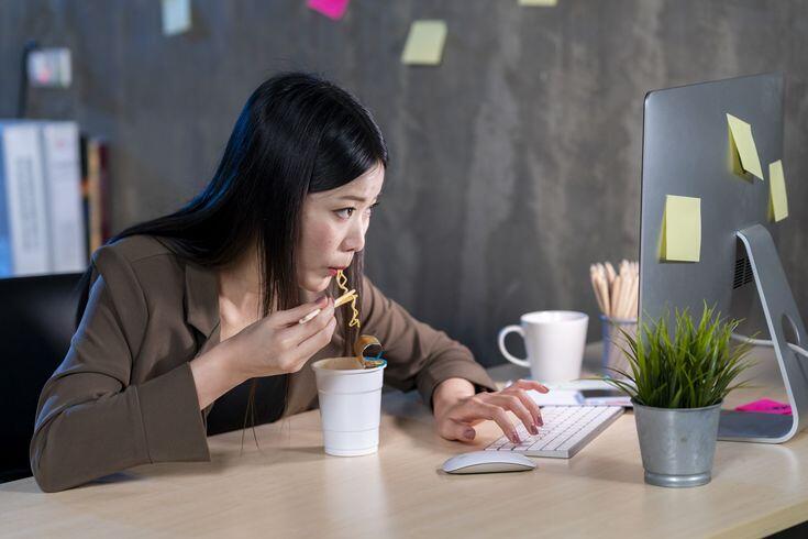 Ăn tối trước 19h được nhiều người áp dụng với kỳ vọng hỗ trợ giảm cân hiệu quả.