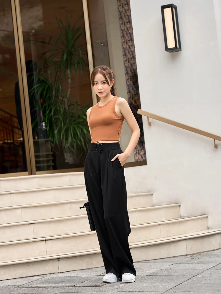 Tank top dáng ôm kết hợp quần tây ống suông là công thức đơn giản giúp tổng thể vừa trẻ trung vừa thanh lịch.