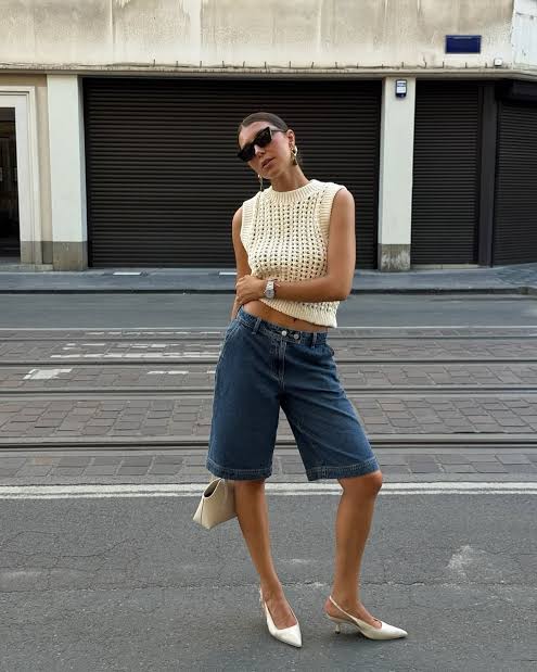Công thức tank top + quần bermuda denim là lựa chọn hoàn hảo cho những ngày hè năng động.