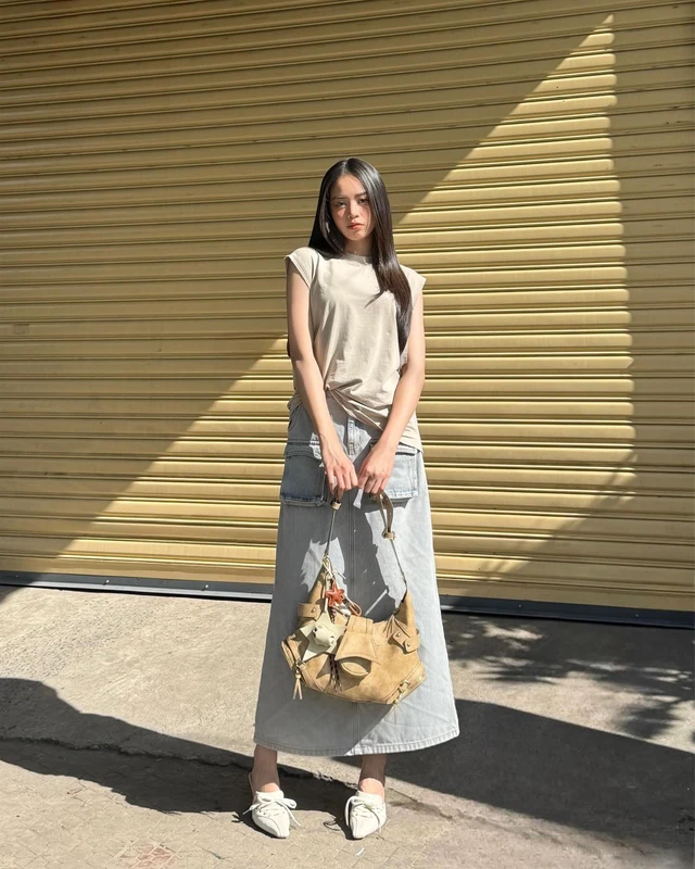 Hình ảnh trẻ trung của Hoa hậu Thanh Thủy khi mix amp; match áo tank top cùng chân váy midi.