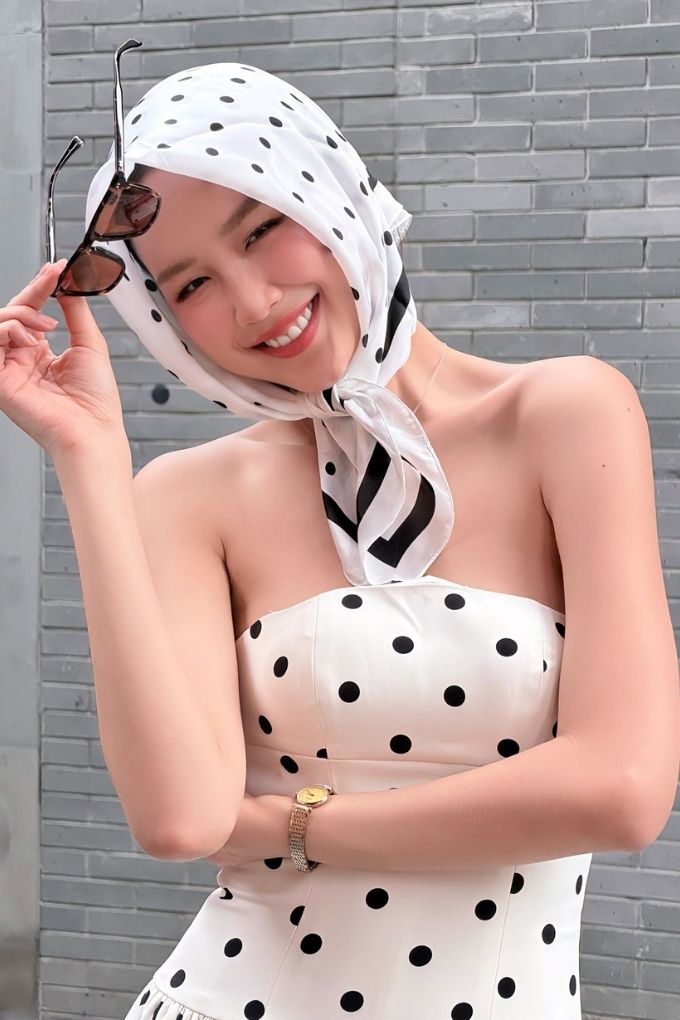 Bảo Ngọc khoe vẻ trẻ trung, tinh nghịch với váy chấm bi đen trắng cổ điển.