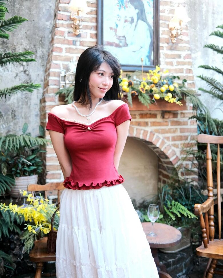 Các thiết kế mang hơi hướng vintage cũng thường xuyên xuất hiện trong tủ đồ của người đẹp.