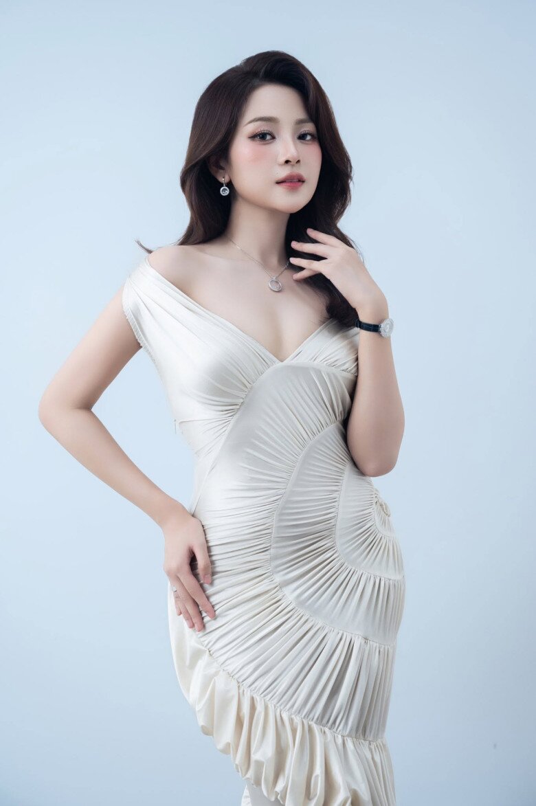 Ở tuổi 28, Tam Triều Dâng theo đuổi phong cách nữ tính, thanh lịch với những bản phối tối giản nhưng vẫn tôn dáng.