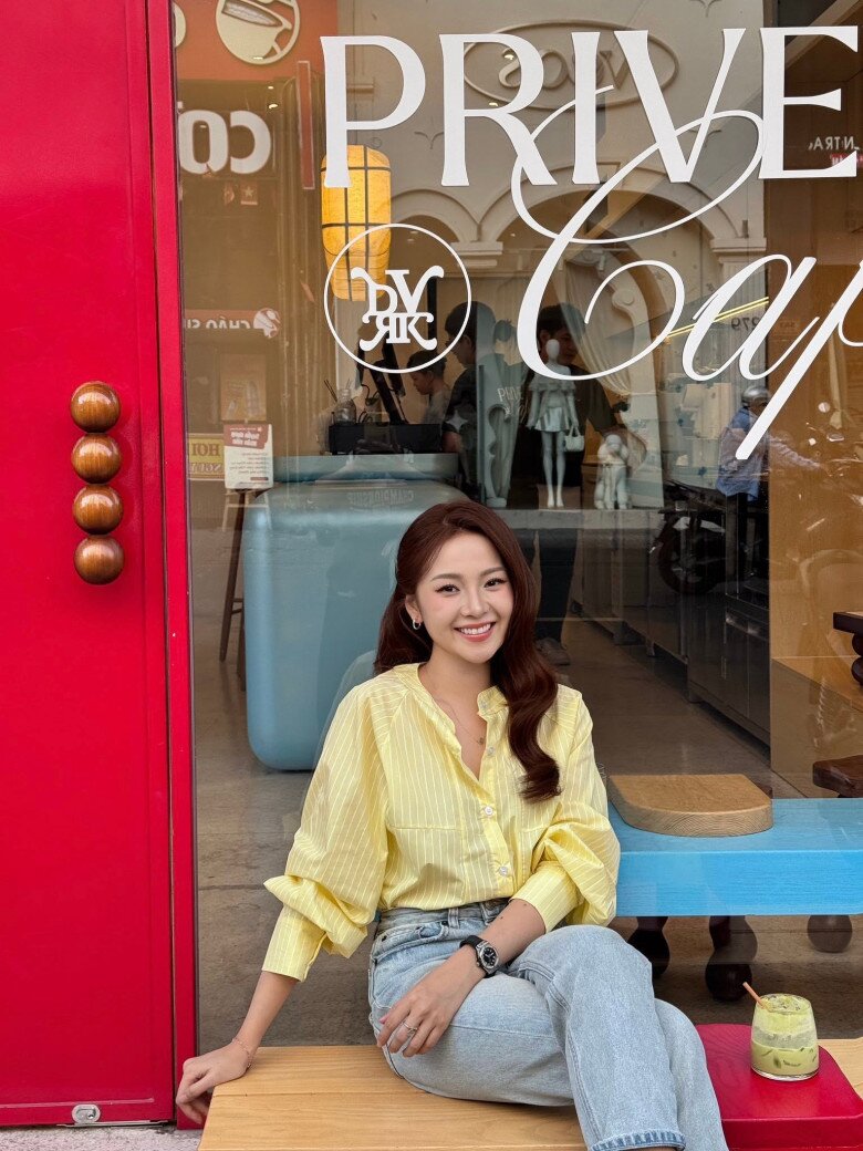 Nữ diễn viên khéo léo chọn chiếc sơ mi kẻ sọc màu vàng chanh trẻ trung - một item dễ phối và phù hợp với hoàn cảnh dạo phố, cà phê.