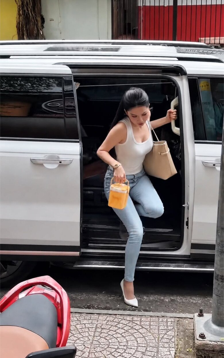 Ngọc Trinh gây sốt khi diện quần jeans có tuổi đời 10 năm. 