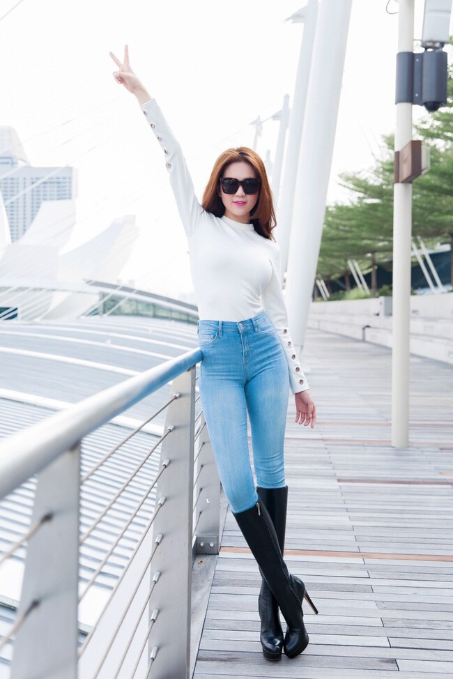 Chiếc quần jeans bất bại giúp Ngọc Trinh khoe trọn vóc dáng săn chắc.