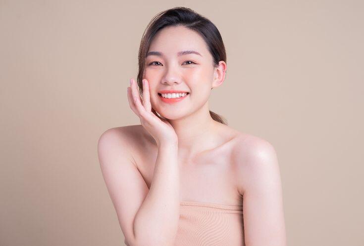 Chị em cần bôi kem chống nắng để bảo vệ làn da khỏi các tác động của nền nhiệt trong những ngày nắng nóng, thay vì chỉ tập trung dưỡng sáng.
