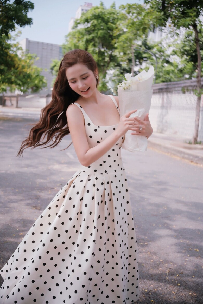 Diễn viên Huyền Lizzie khoe trọn nét nữ tính, kiêu kỳ trong thiết kế váy trắng phủ họa tiết chấm bi nhỏ.