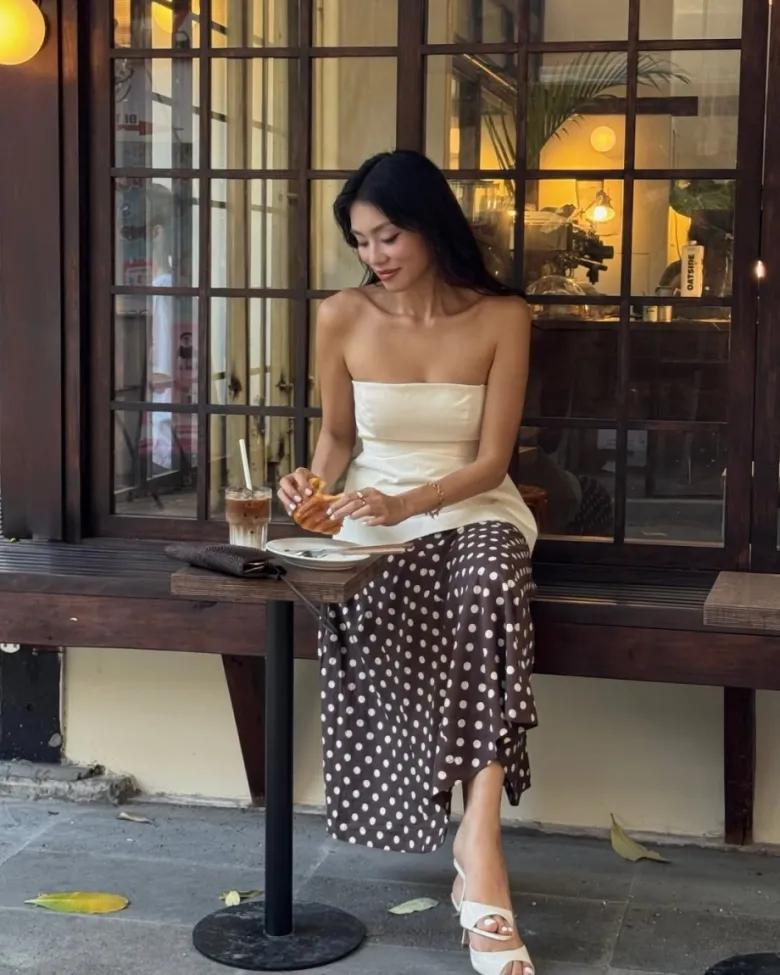 Thảo Nhi Lê hóa quý cô kiêu kỳ nhờ tuyệt chiêu giải phóng khoảng hở cơ thể vô cùng hiện đại khi diện hoạ tiết chấm bi.