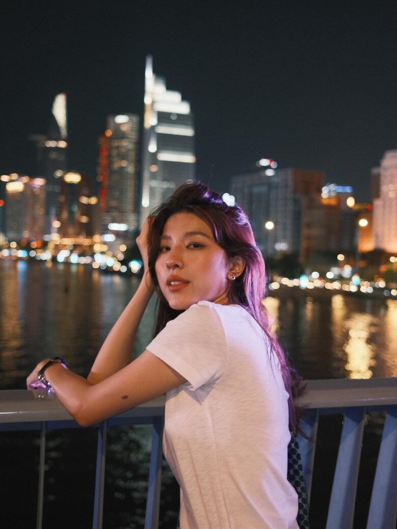 Đời thường, Lamoon ăn mặc thoải mái với áo thun, đơn giản nhưng trẻ trung nhờ cách phối màu hài hòa.