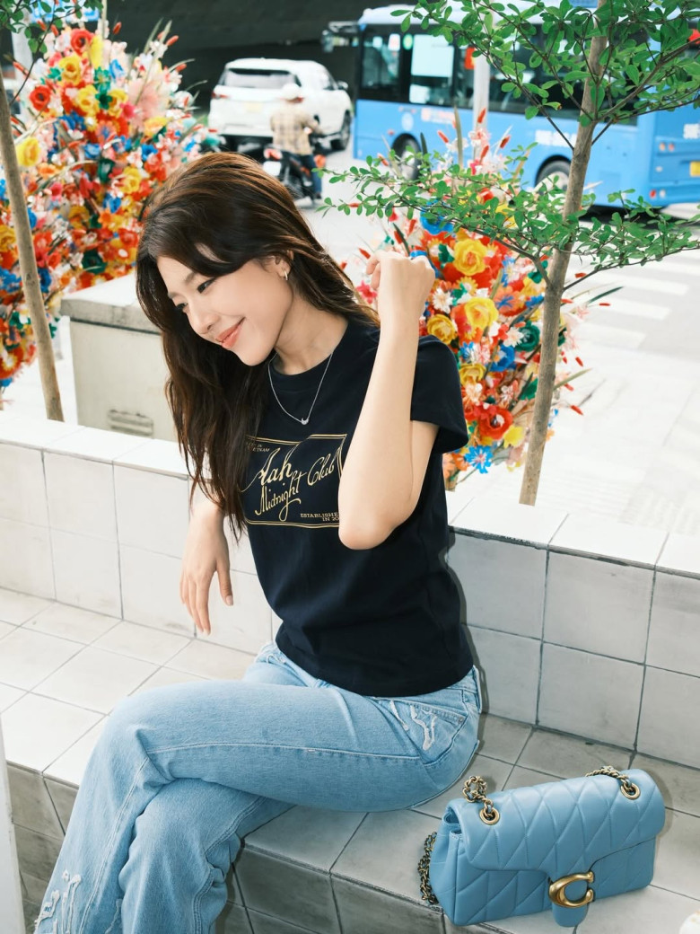 Style dạo phố của Lamoon dường như chỉ xoay quanh những item cơ bản như áo tanktop, áo phông hay quần jeans. 