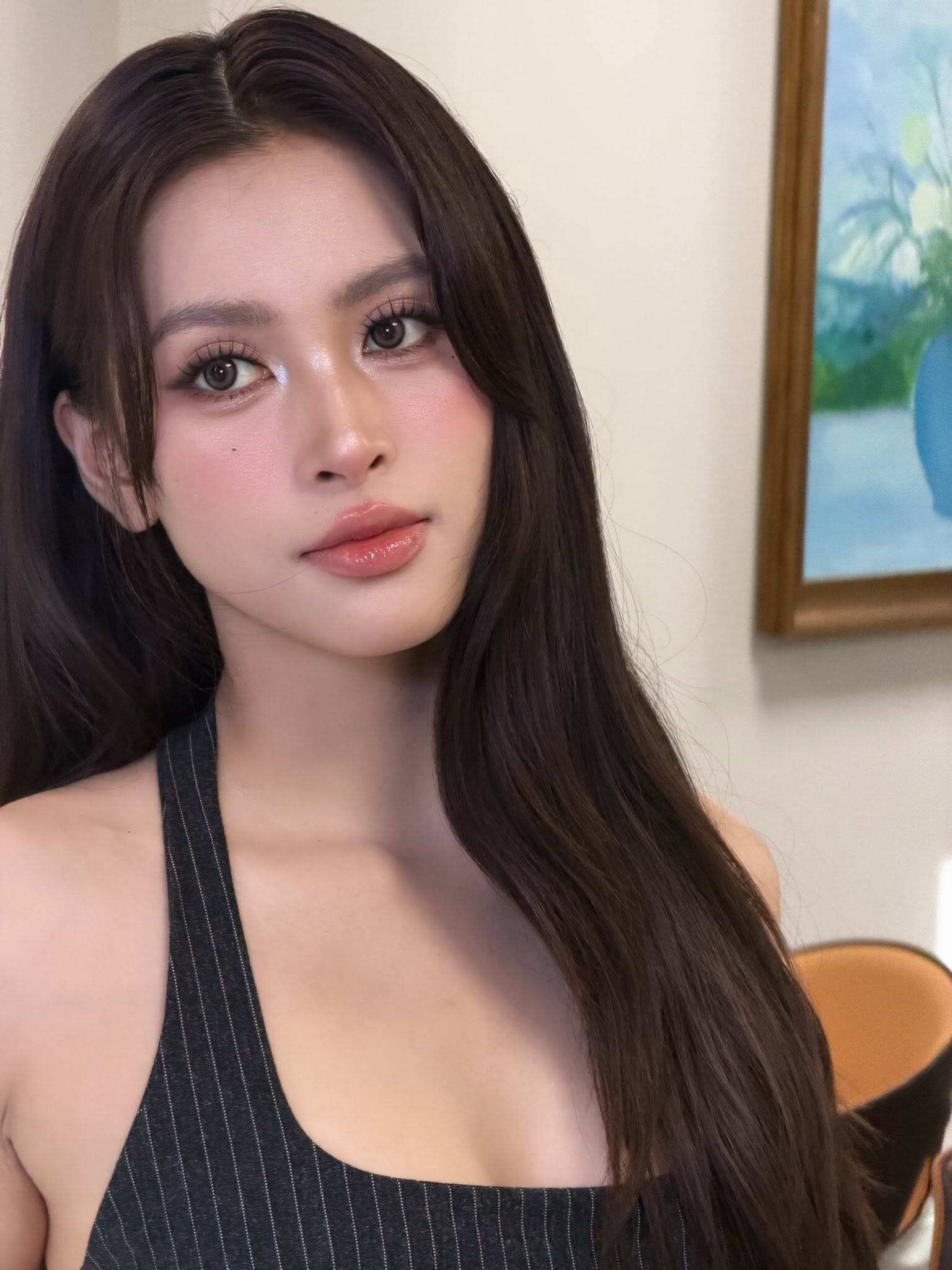 Visual ngọt ngào cùng outfit tối giản giúp Hoa hậu Tiểu Vy ghi điểm với hình ảnh trẻ trung, thời thượng.