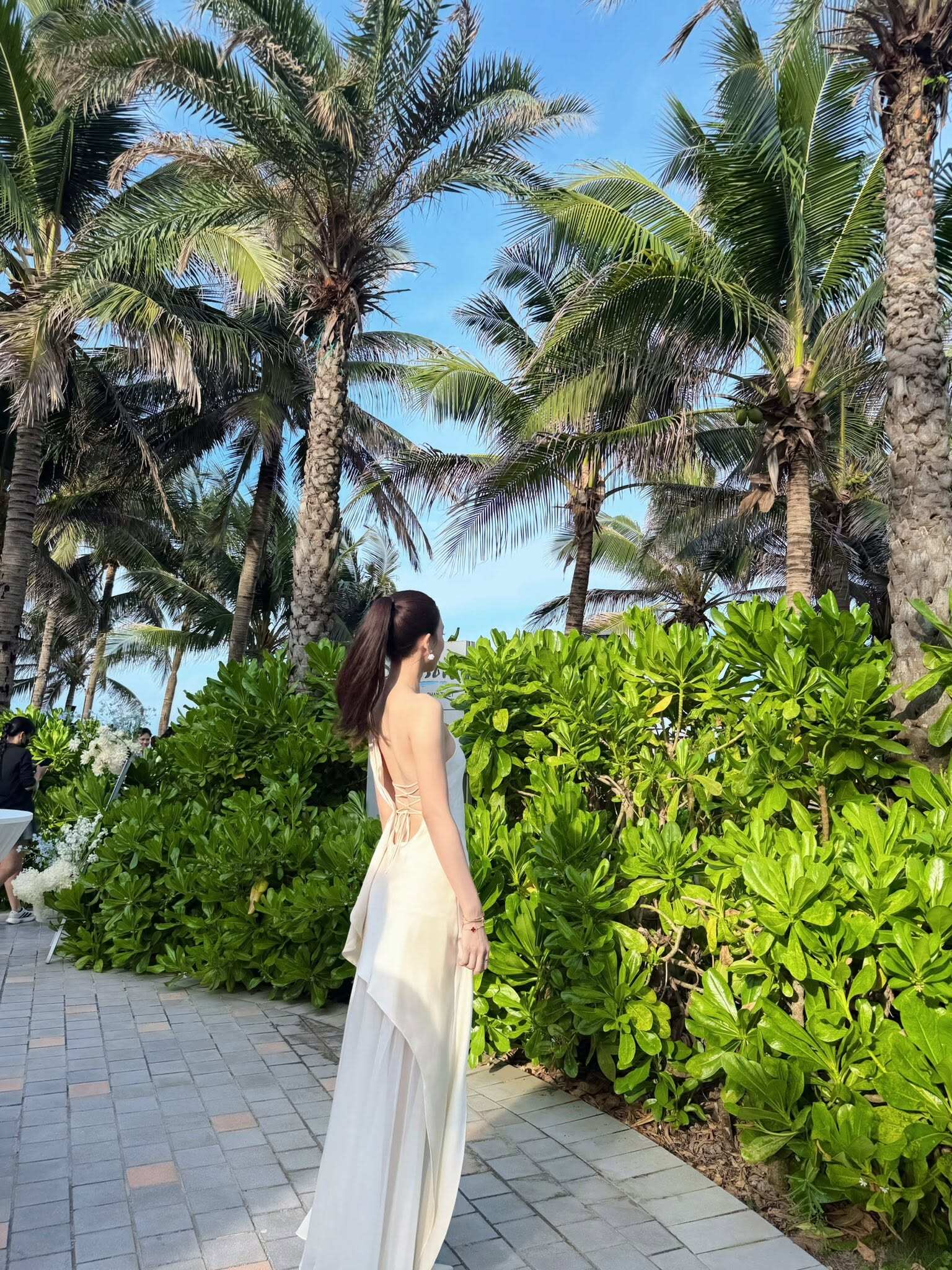 Hoa hậu đẹp amp;#34;không góc chếtamp;#34; cuốn hút với loạt outfit mùa Hè, khéo léo khoe lợi thế hình thể đáng ngưỡng mộ - 2