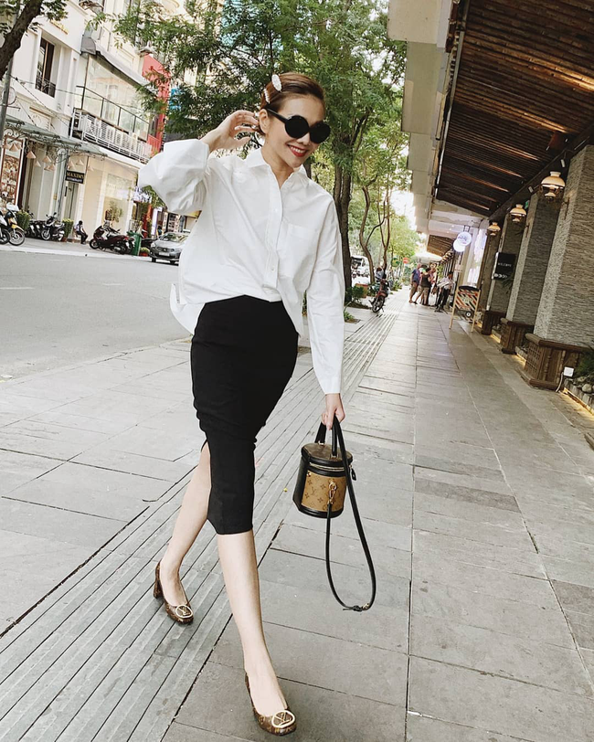 Một trong những công thức được Thanh Hằng yêu thích là kết hợp sơ mi oversized với chân váy bút chì hoặc chân váy ôm dáng midi.