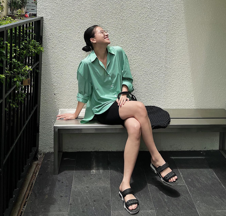 Hoa hậu Phương Khánh ghi điểm khi kết hợp áo sơ mi màu xanh với quần short.