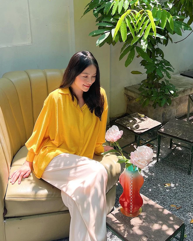 Áo sơ mi oversized màu vàng của Phương Khánh đầy nữ tính, rạng rỡ. Chiếc quần ống suông màu trắng chính là mảnh ghép hoàn hảo của outfit này.