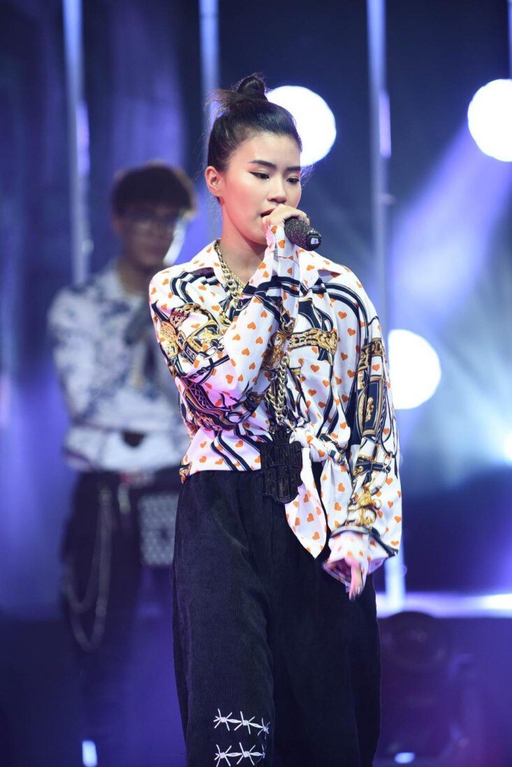 Bên cạnh áo hai dây và croptop, Pháo cũng thường xuyên kết hợp quần ống rộng với sơ mi tối giản để tạo nên những bản phối phù hợp với nhiều hoàn cảnh.