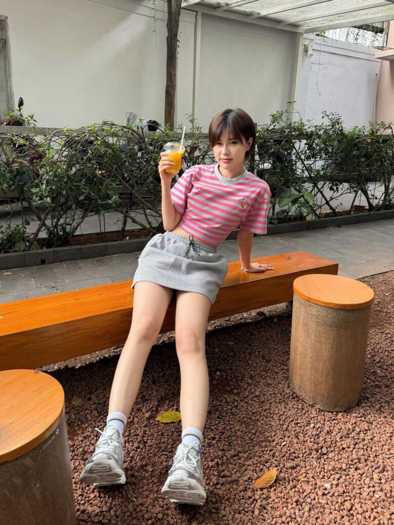 Nữ rapper sinh năm 2003 khoe vẻ tươi tắn trong bản phối croptop đậm chất mùa Hè.