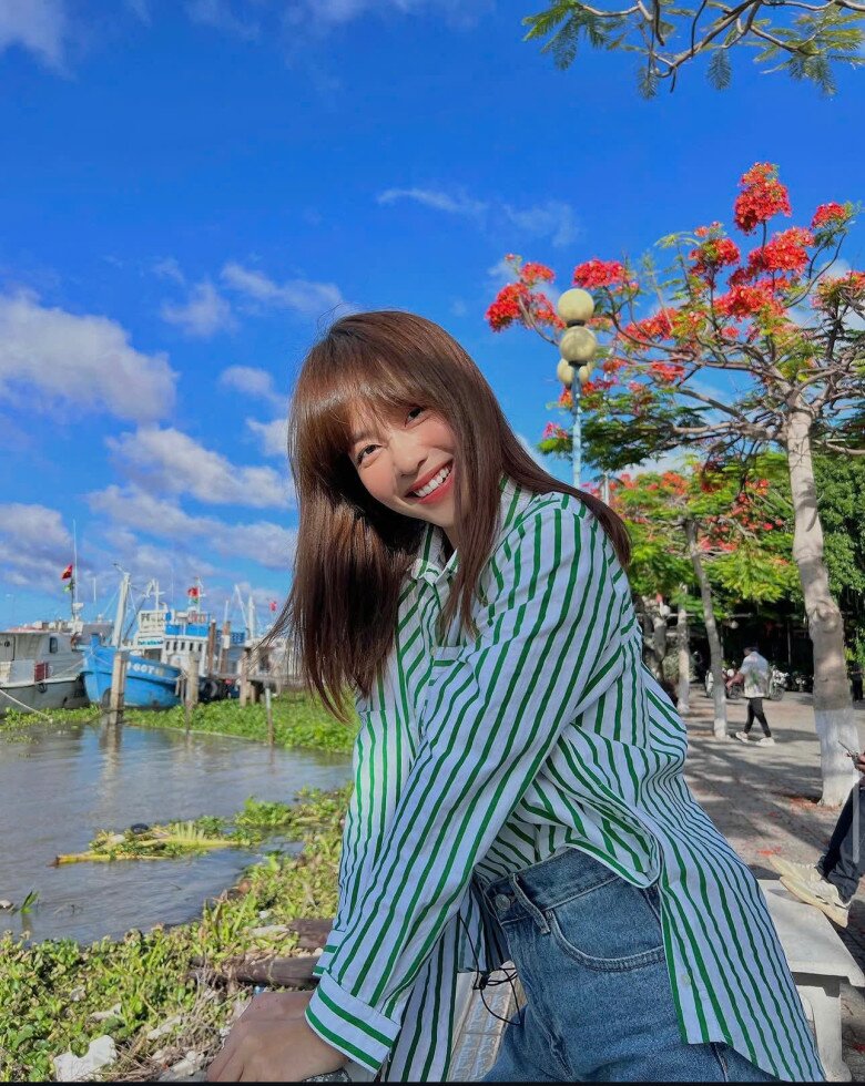 Sơ mi sọc xanh lá và quần jeans: Công thức mix amp; match đơn giản nhưng điểm 10 sành điệu của Khả Ngân.