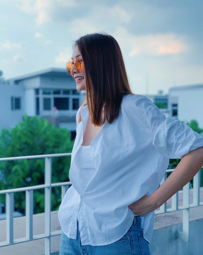 Những gam màu cơ bản như trắng, xanh sọc hay hồng pastel thường được cô lựa chọn để giữ cho tổng thể hài hòa và dễ ứng dụng.