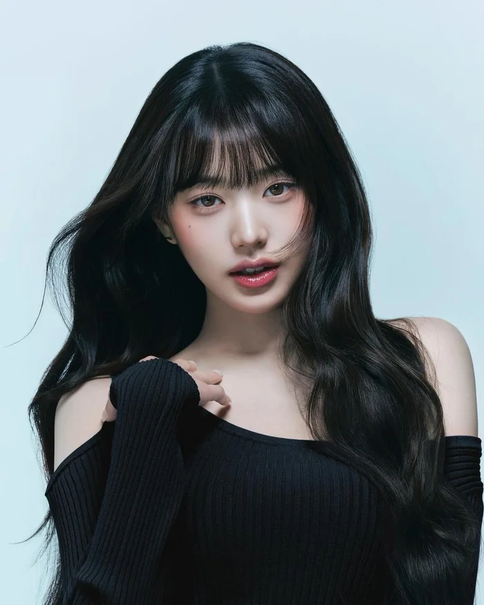 Jang Won-young thăng hạng nhan sắc khi để kiểu tóc xoăn lơi.