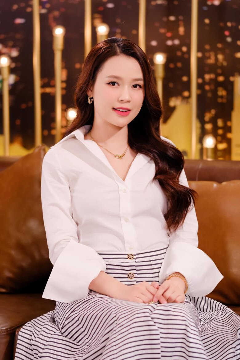 Ở tuổi 36, Sam khẳng định đẳng cấp thời trang thăng hạng khi khéo léo kết hợp phụ kiện, giúp tôn lên nét sang trọng.