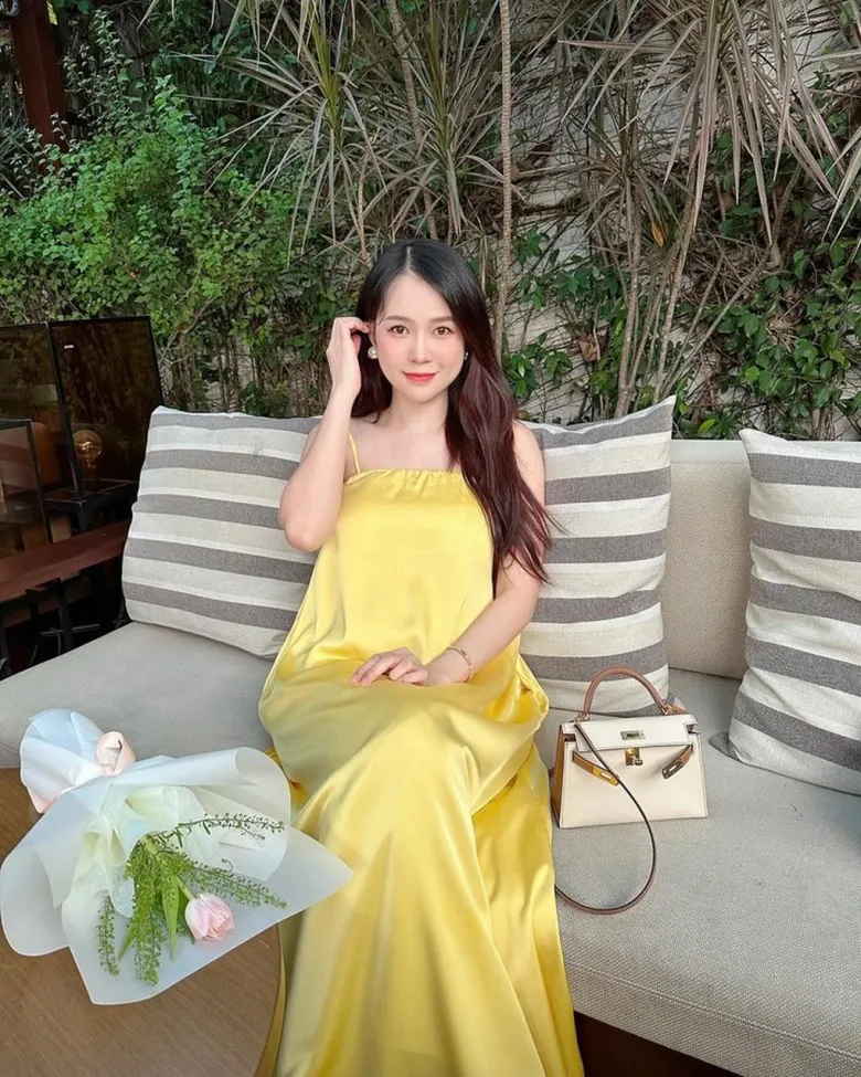 Trước khi lập gia đình, Sam gây chú ý khi xách nhiều túi hiệu có giá trị cao. 