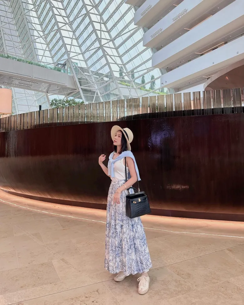 Phong cách thời trang đời thường đầy sành điệu của Sam: Chiếc túi xách Hermès là điểm nhấn đắt giá cho set đồ dạo phố đơn giản mà sang chảnh.