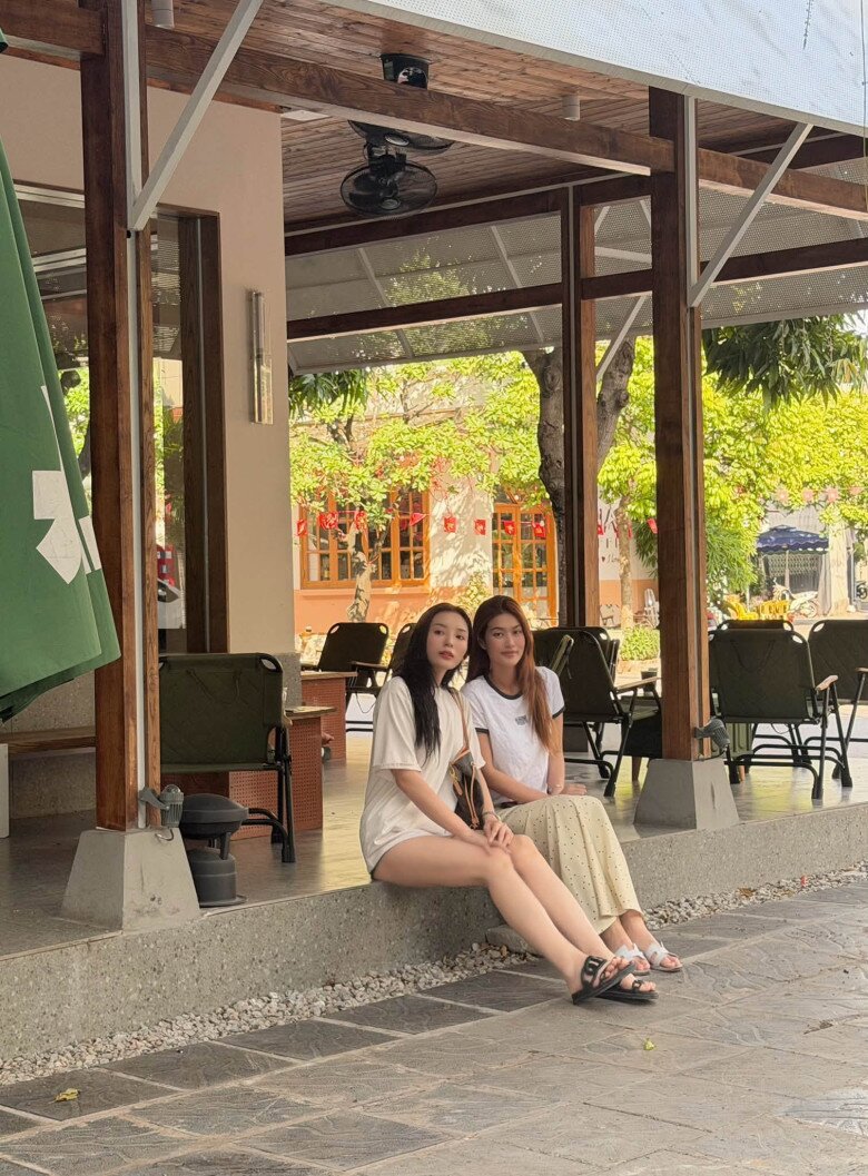 Không cần diện đồ giống nhau, Kỳ Duyên và Thiên Ân vẫn tạo cảm giác ăn ý nhờ cách mix amp; match giữa màu sắc và phom dáng.