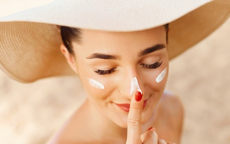Kem chống nắng là lá chắn quan trọng giúp bảo vệ da trước tác hại của tia UV.