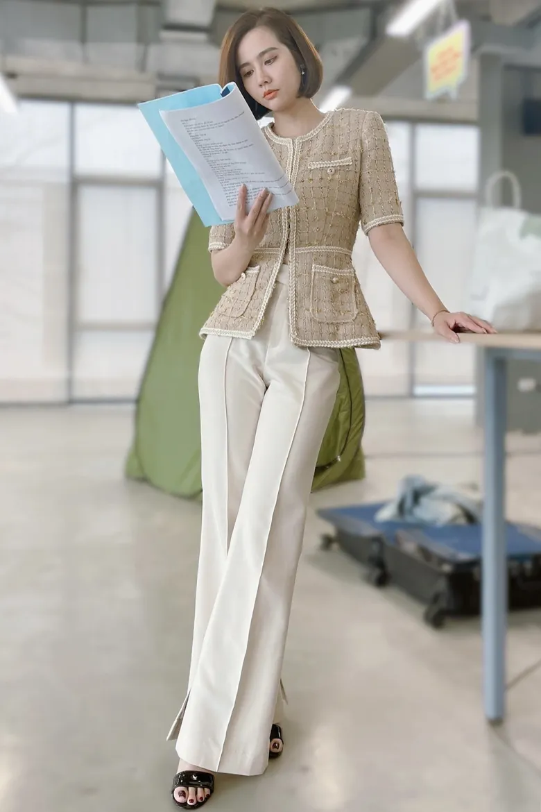 Huyền Lizzie chuộng phong cách mix blazer cộc tay cách điệu từ trong phim đến đời thường.