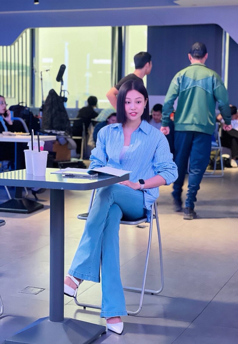 Lần khác, cô khéo léo mix sơ mi oversized với quần jeans ống loe làm toát lên vẻ nữ tính song không kém phần thanh lịch. 